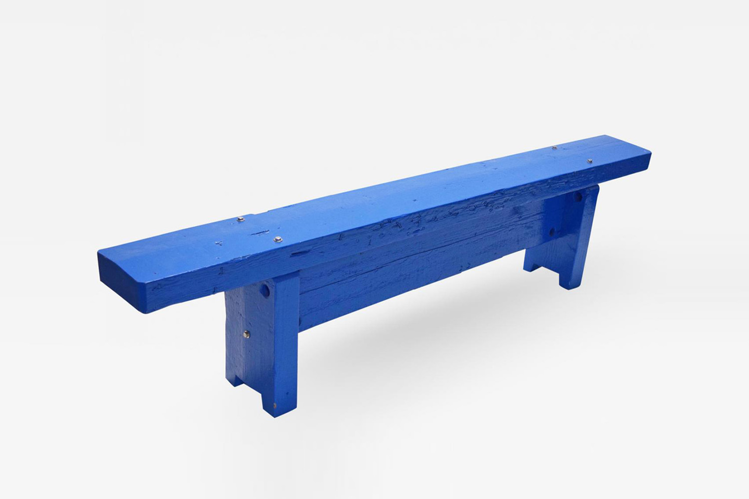 the bench at the foot of the bed is the piet hein eek one beam bench in blue; 12