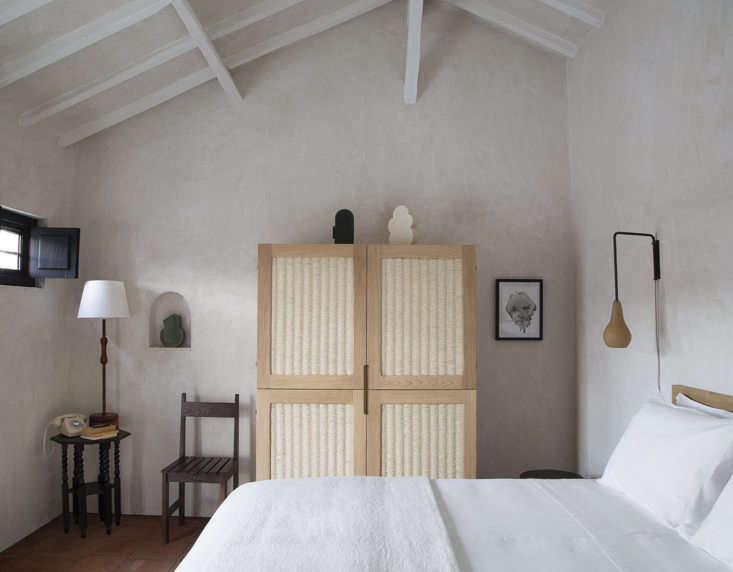  the eight guest bedrooms are coated in plaster, so that even empty walls 15