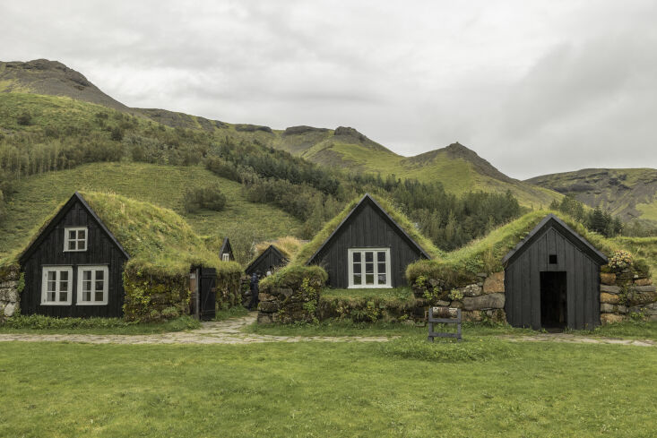 Lire la suite à propos de l’article Nordic by Design: 16 Idées pour voler en Islande (et les maisons en gazon islandais)