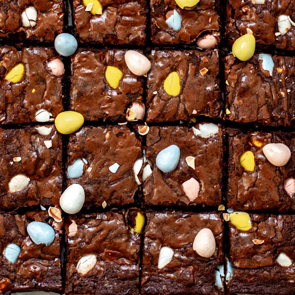 Mini Brownies aux Œufs - 25 Recettes créatives de Mini Œufs restants à Essayer à Pâques; recettes délicieuses et sucrées utilisant des mini œufs Cadbury supplémentaires - Produits de boulangerie, bonbons et gâteaux!