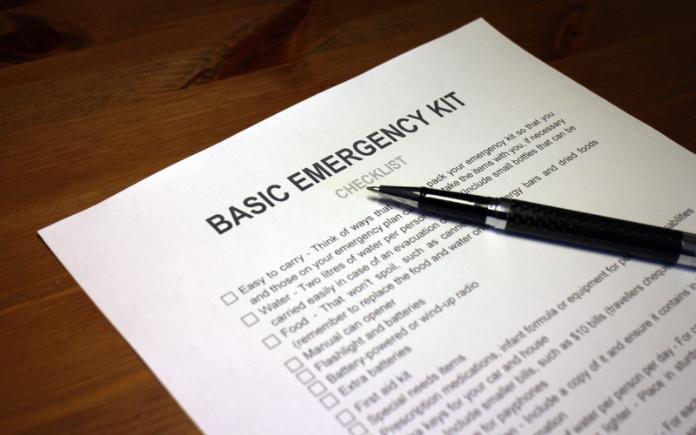 Liste de contrôle d'urgence de base sur papier avec stylo