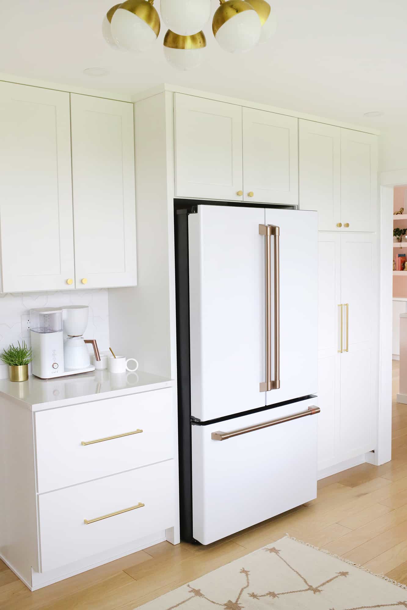 vue du réfrigérateur avec cafetière sur le comptoir