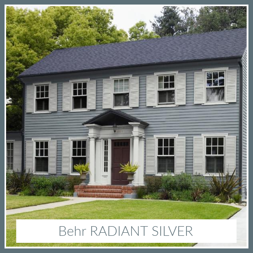 Couleur de peinture Behr argentée rayonnante sur un extérieur traditionnel de maison de 2 étages avec des volets blancs. # radiantsilver #paintcolors #behrradiantsilver