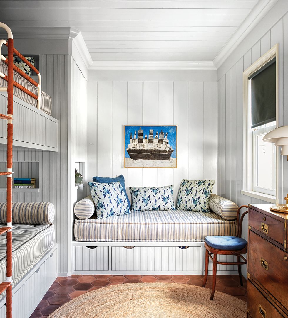 La chambre superposée de style côtier avec des éléments intégrés et des accents bleus est un design délicieux de Tom Scheerer, photo de Francesco Lagnese. Elle Decor.