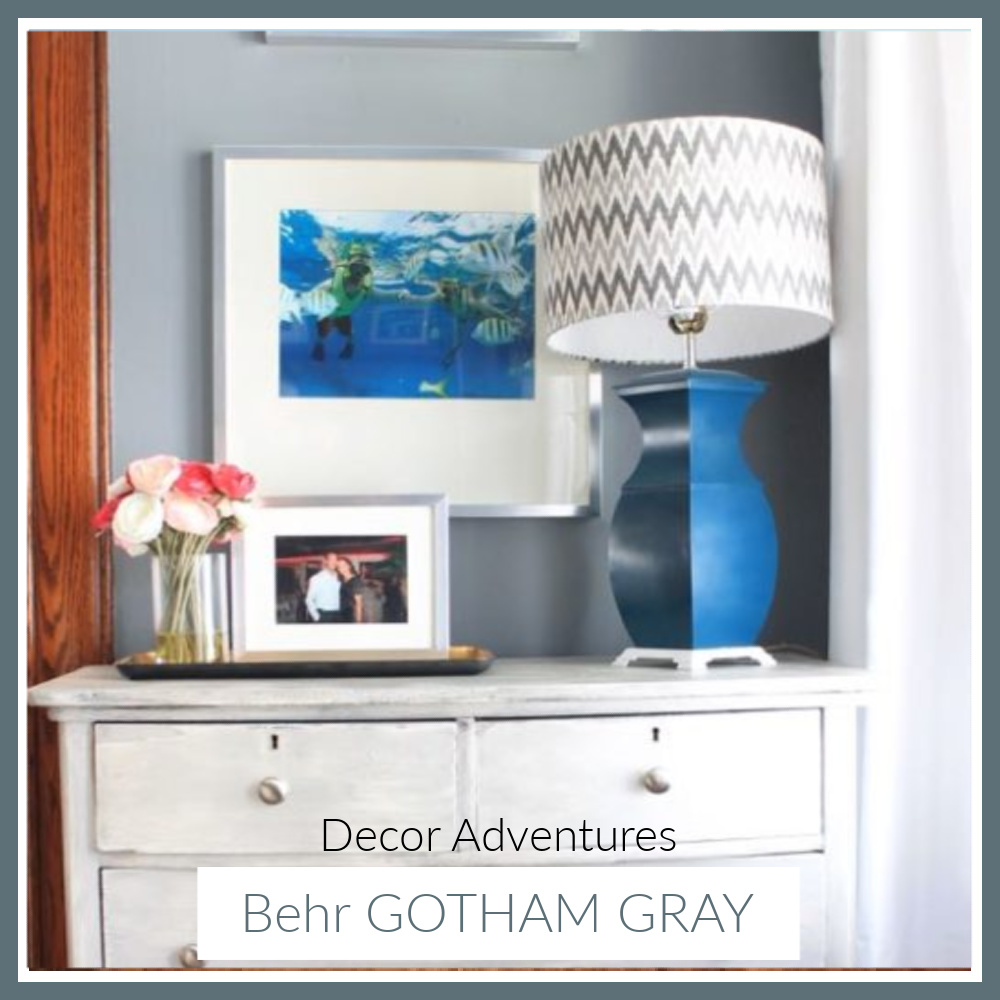 Gotham Gray (couleur de peinture Behr) est un magnifique gris bleu-DecorAdventures. # gothamgray #behrgothamgray #couleurs de peinture