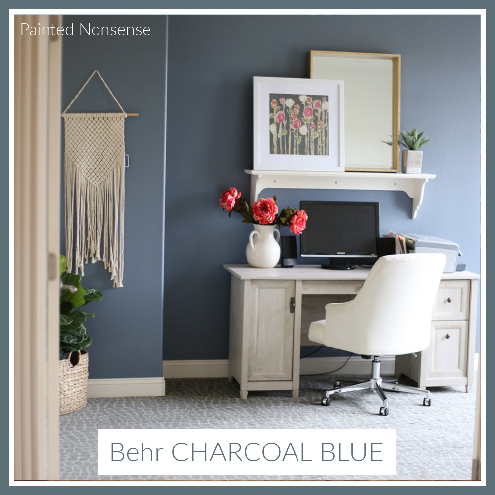 Couleur de peinture bleu charbon Behr dans un bureau à domicile-design: Non-sens peint. # bahrcharcoalblue #charcoalbluepaint #couleurs de peinture