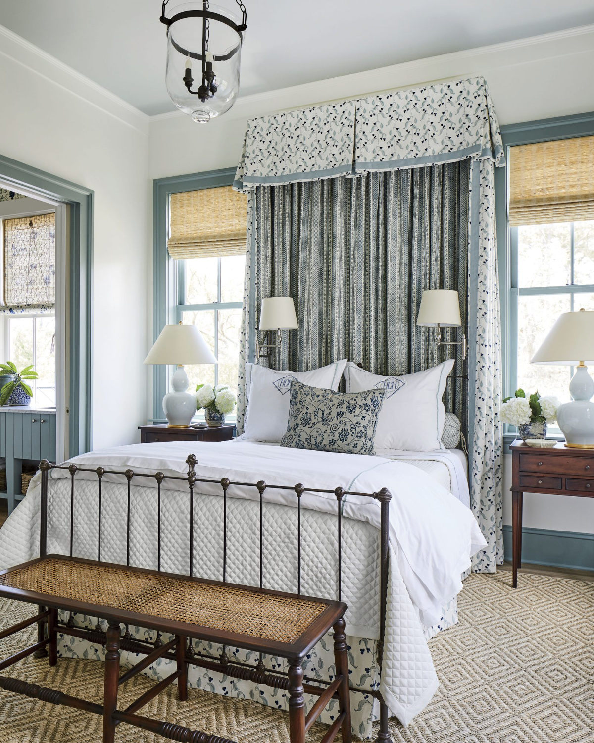 Chambre bleu poussiéreux avec baldaquin en tissu charmant et design élégant-Salon du Sud. #bluebedrooms #design d'intérieur #dustyblue
