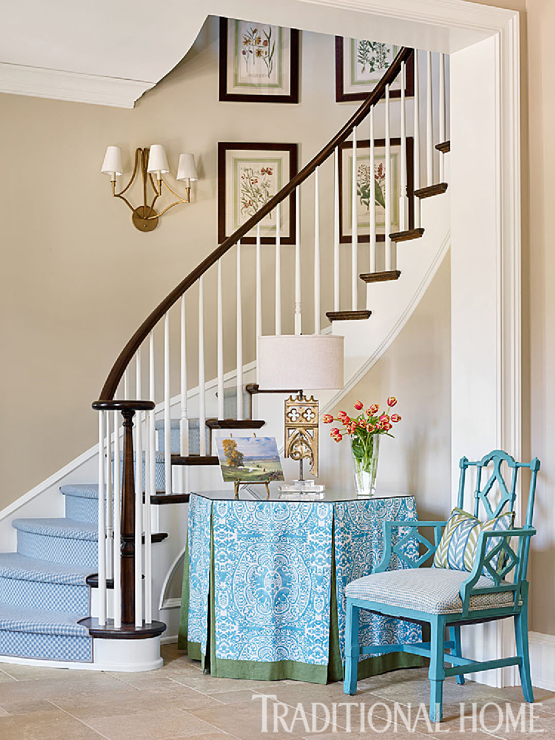 Table à jupe turquoise et accents dans une entrée traditionnelle avec escalier sculptural-Maison traditionnelle. #turquoise # foyers