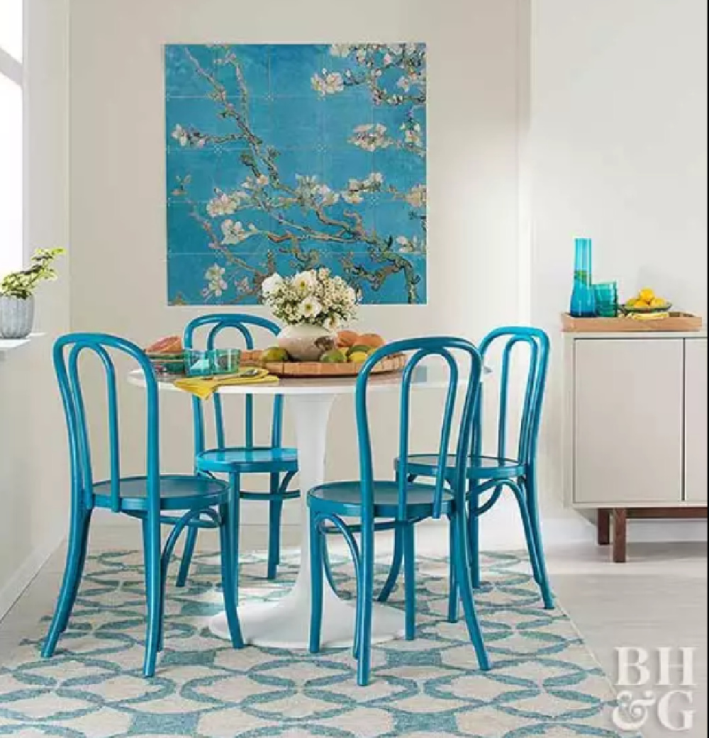Des chaises en bois courbé bleu turquoise entourent une table tulipe dans un coin petit-déjeuner-BHG. # turquoise #design d'intérieur #coin petit-déjeuner