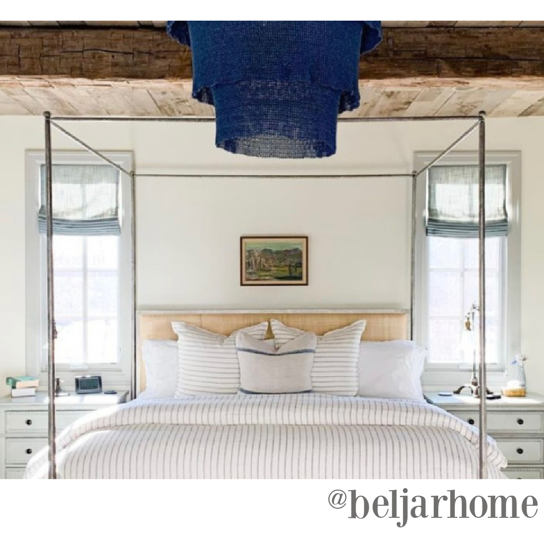 Luxueuse mais décontractée, élégante chambre rustique de Beljar Home avec plafond en bois et lit à baldaquin - les draps bleus doux rehaussent le facteur de tranquillité. #timelessbedroom #rusticelegance #frenchcountrybedroom