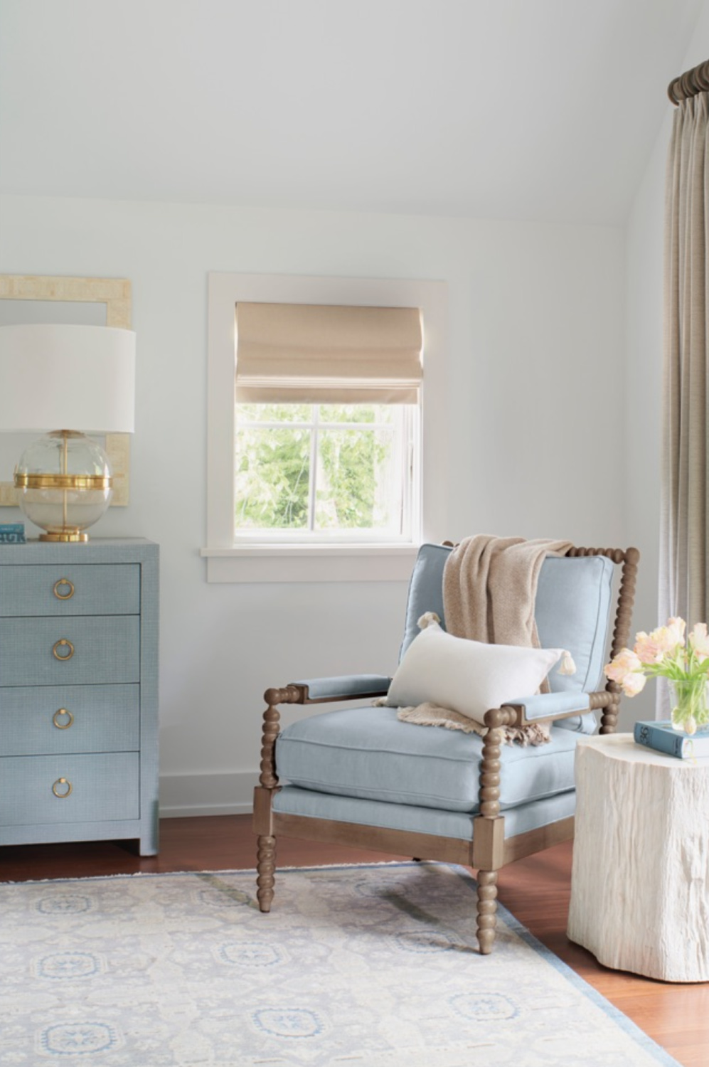 Belle chambre bleue côtière avec fauteuil traditionnel avec détail broche-Serena & amp; Lily. #coastalbedroom #chambres bleues