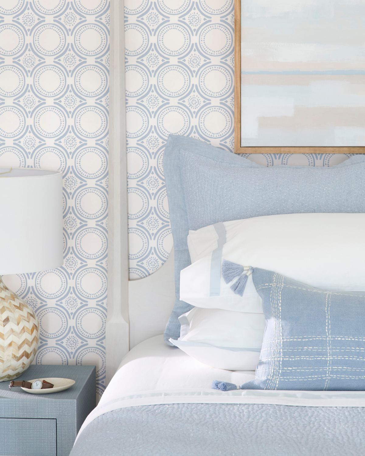 Chambre côtière bleue et blanche avec papier peint classique (Pesaro) avec une teinte chambray - Serena & Lily. #coastalbedroom #chambres bleues