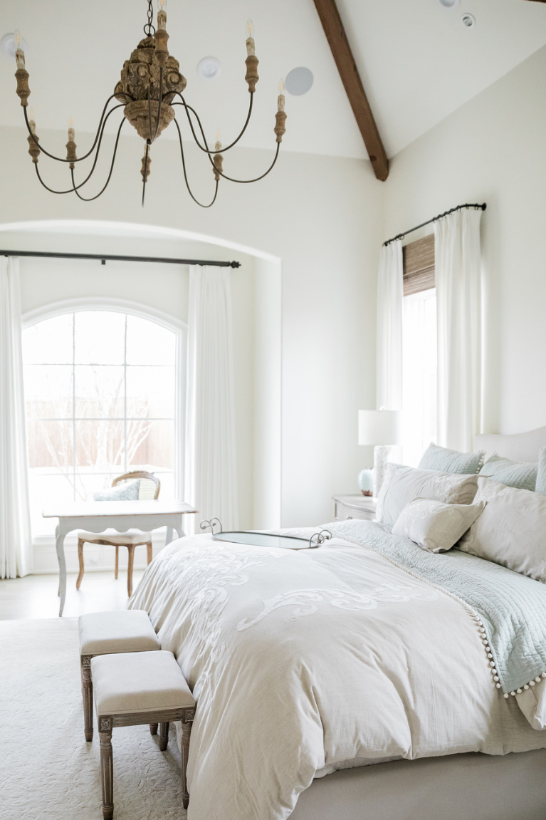 Chambre de campagne française avec lustre bleu et blanc pastel et bois sculpté du Vieux Monde - Brit Jones. #interiordesign #bedroomdecor #frenchcountry #romanticdecor #pastelbedroom #bleu clair