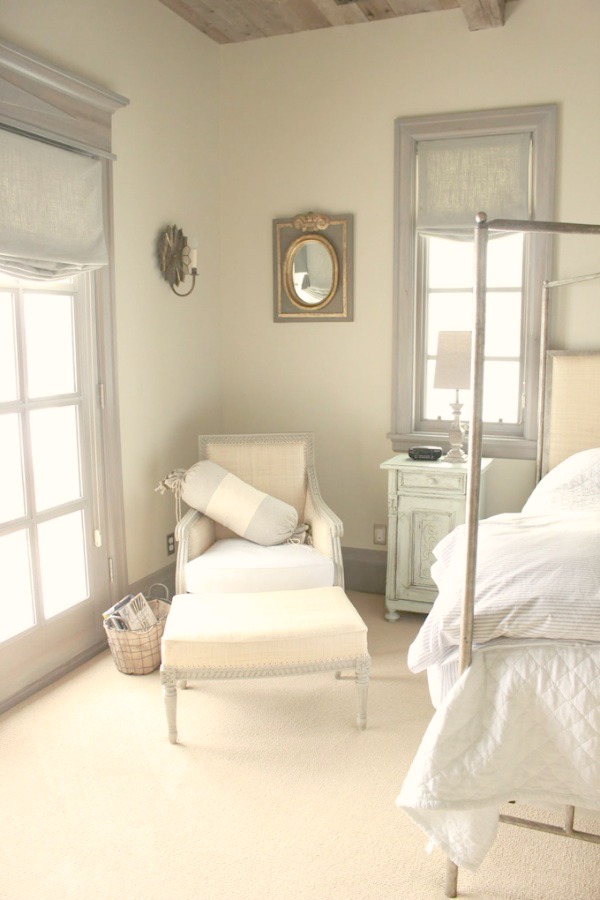 Beau style campagnard Gustave et français dans une chambre avec garniture gris bleu-Décor de Provence.