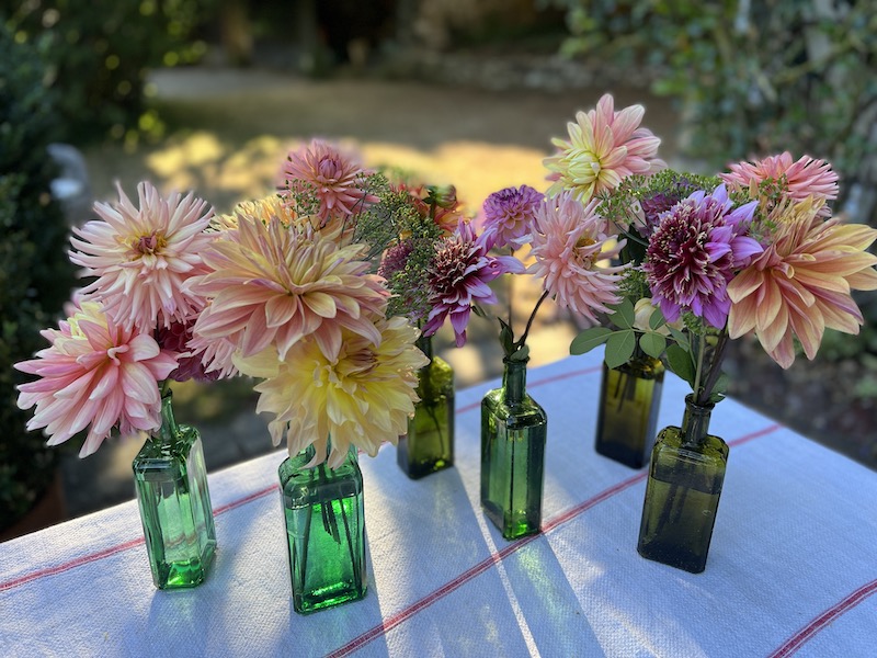 des-fleurs-dans-de-petits-vases-sur-ma-table
