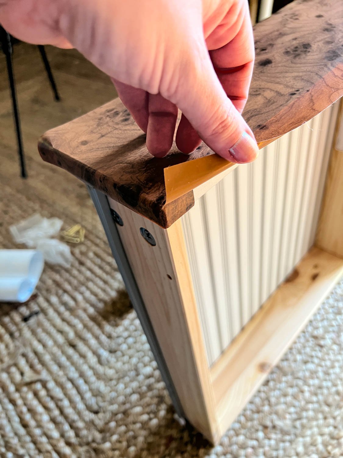 emballer un tiroir de commode avec du papier de contact en bois de ronce
