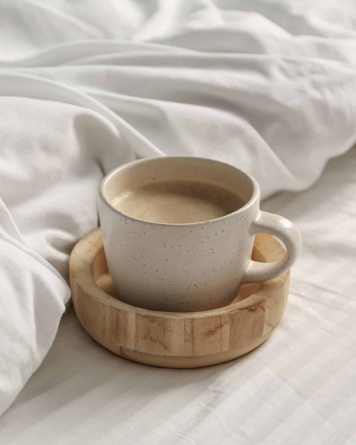 Une tasse de café au lit. 